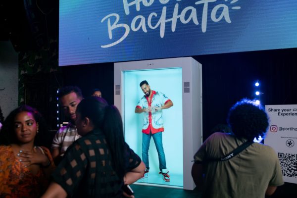 Uma imagem que mostra o cantor Romeo Santos deu as boas-vindas aos convidados em forma de holograma via PORTL, a tecnologia de holoportação interativa.